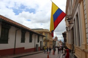 Bogotá, una calle, la bandera y caminantes