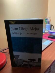 Portada del libro Adiós pero conmigo de Juan Diego Mejía
