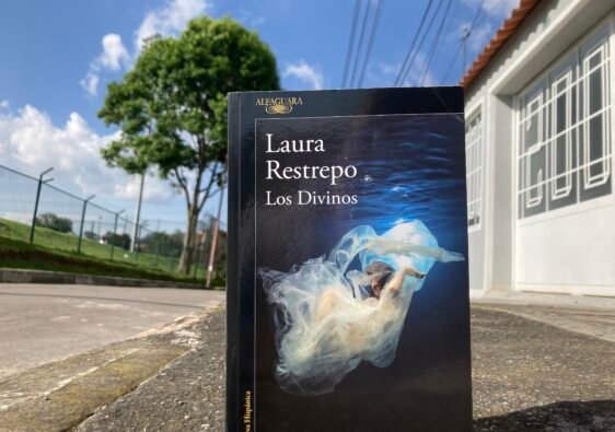 Portada del libro, Los Divinos de Laura Restrepo en una cuadra de Bogotá
