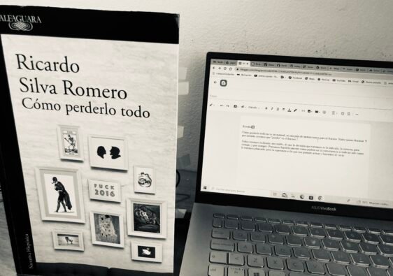 Portada del libro Cómo Perderlo Todo de Ricardo Silva Romero junto a un computador