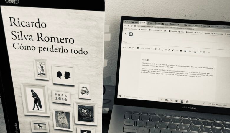 Portada del libro Cómo Perderlo Todo de Ricardo Silva Romero junto a un computador