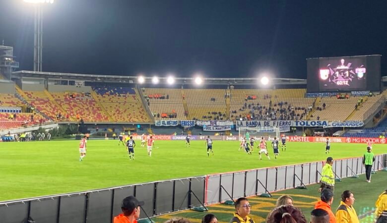 Partido de futbol en el Estadio Nemesio Camacho el Campin en Bogotá. Partido Santa Fe y Gimnasia. Copa Sudamericana. 2023