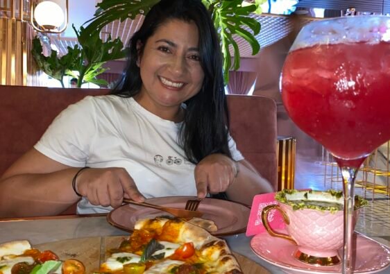 Diana comiendo pizza y tomando café y un coctel en el restaurante La vida Rosa