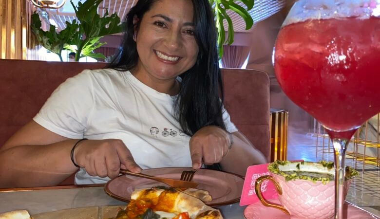 Diana comiendo pizza y tomando café y un coctel en el restaurante La vida Rosa