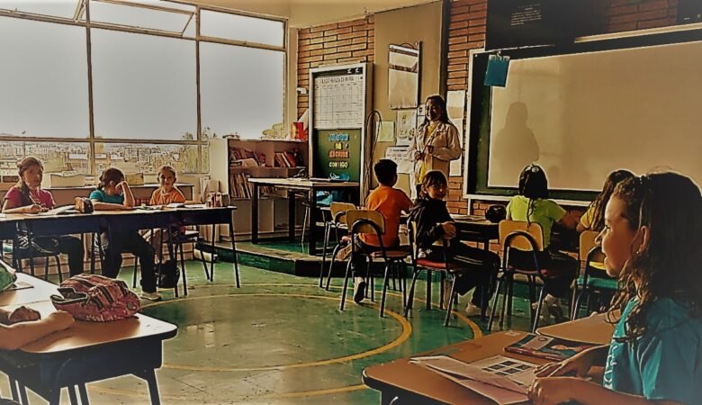 Profesora con estudiantes en el salón de clase