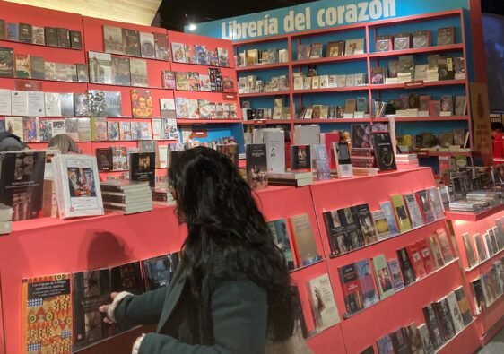 Diana en el pabellón del país invitado 2023 en la Feria del Libro en Bogotá