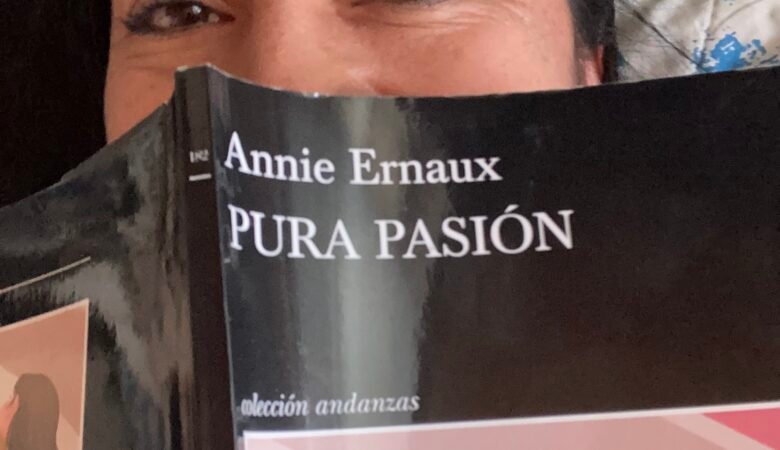 Diana leyendo Pura Pasión de Annie Emaux