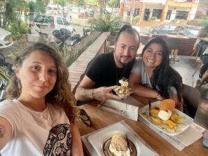Primos: Lorena, Alexander y Diana en un restaurante en Cali comiendo helado