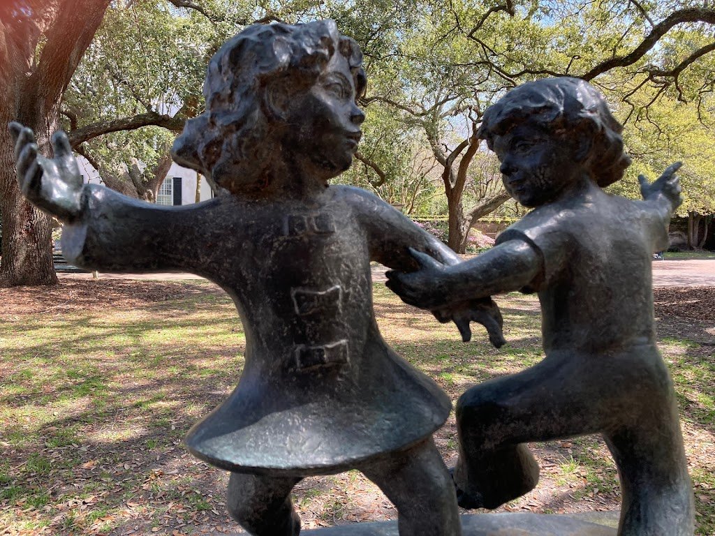Escultura de una niña y un niño bailando en un parque de Charleston Carolina del Sur