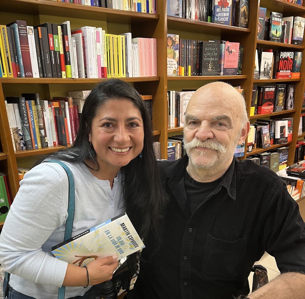 Martín Caparrós firmando el libro Un día de Dios en la librería Cálamo Zaragoza España