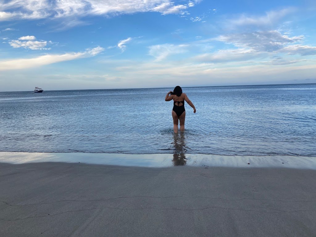 Diana caminando en el mar. Foto tomada en Santa Marta Colombia, por Carmen Malaver