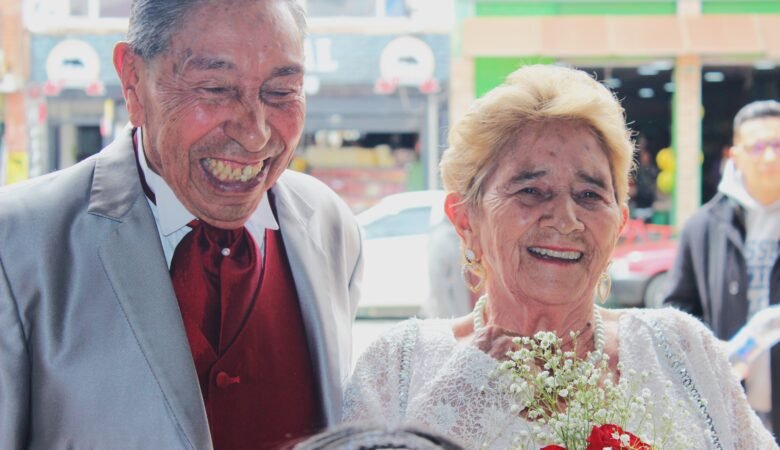 José y María Antonia entrando a la iglesia para celebrar los 70 años de casados
