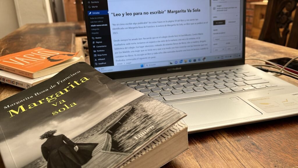 Libro Margarita Va sola, sobre el computador que muestra la reseña que se está escribiendo