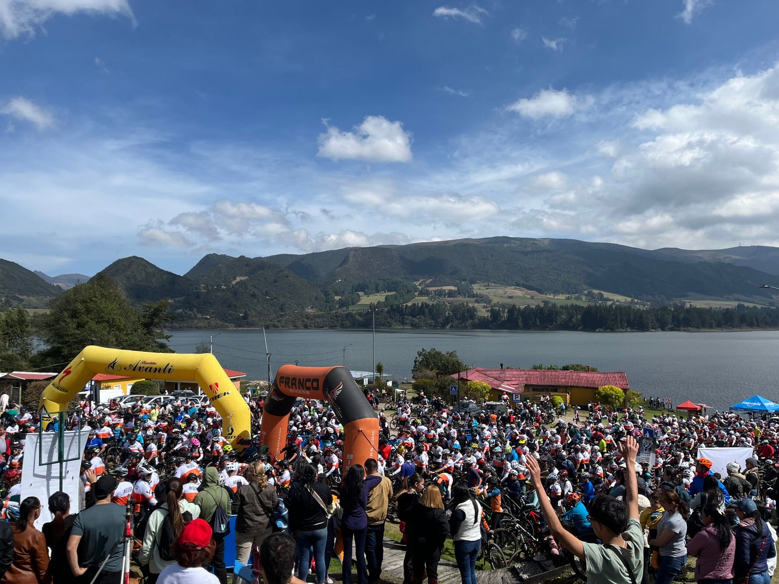 Listos para la salida. Más de dos mil personas en la Travesía Neusa 2024. Atrás se ve el embarse y la montaña. Foto Diana Socha Hernández.
