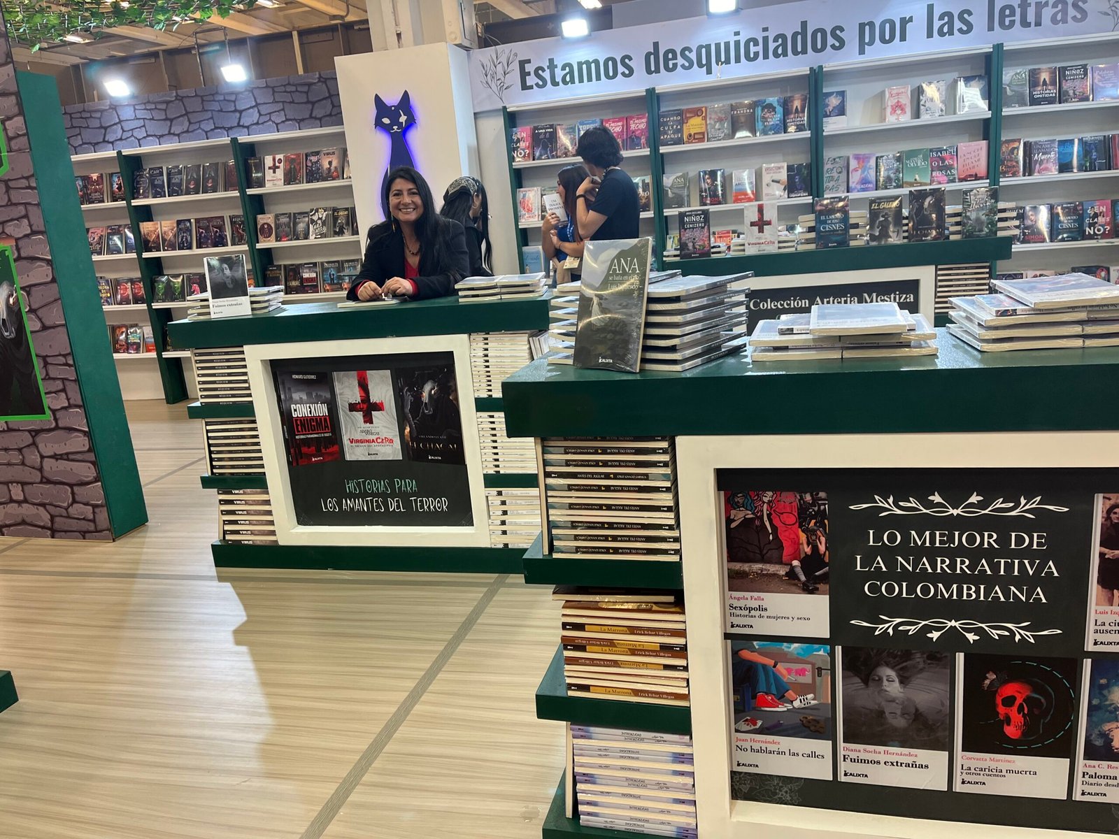 La foto fue tomada por Jaime Cortés. Stand de Calixta Editores en la FILBo 2014. Diana Socha Hernández, autora de Fuimos Extrañas en el centro con los libros y lista para firmar los ejemplares.