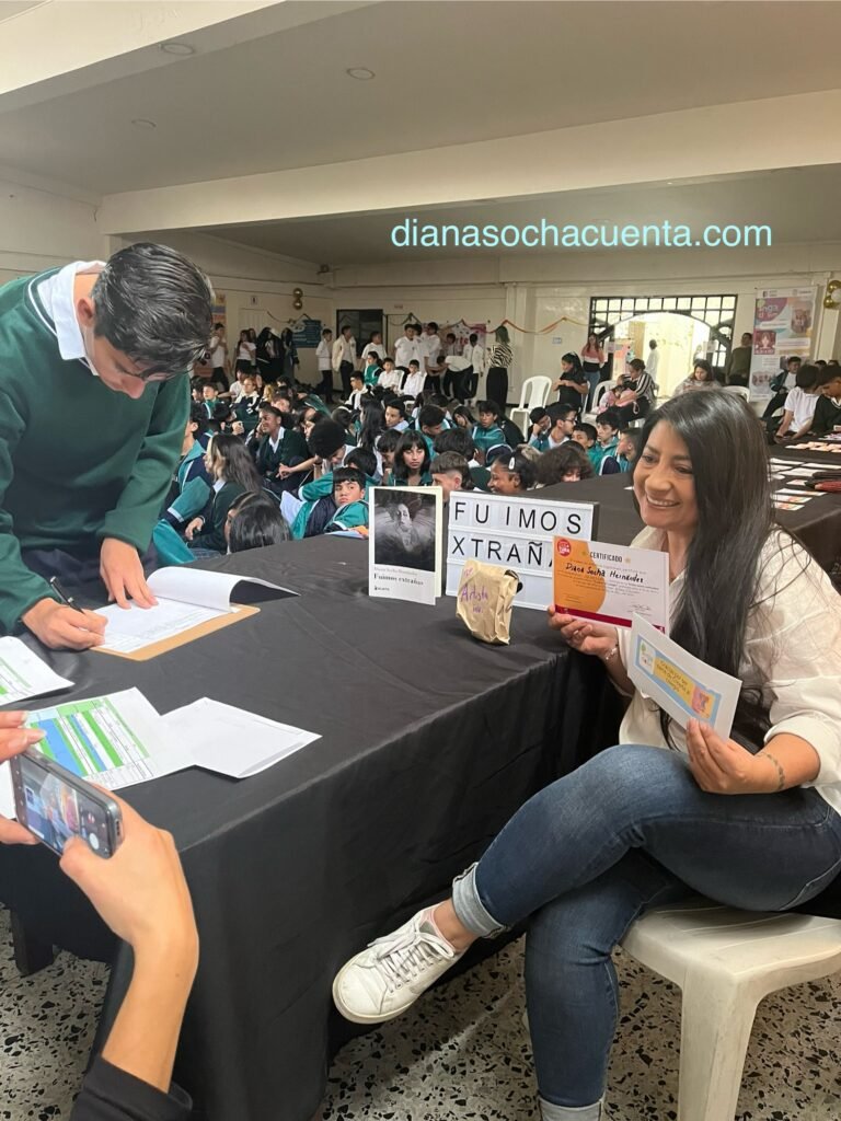 Diana con su certificado de participación en la charla al fondo los estudiantes del colegio Antonio Villavicencio