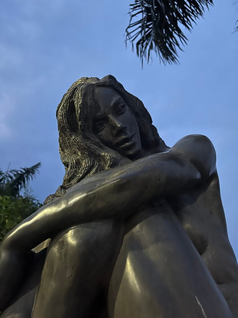 Mujer, escultura de el mirador de la piedra en Villavicencio Colombia