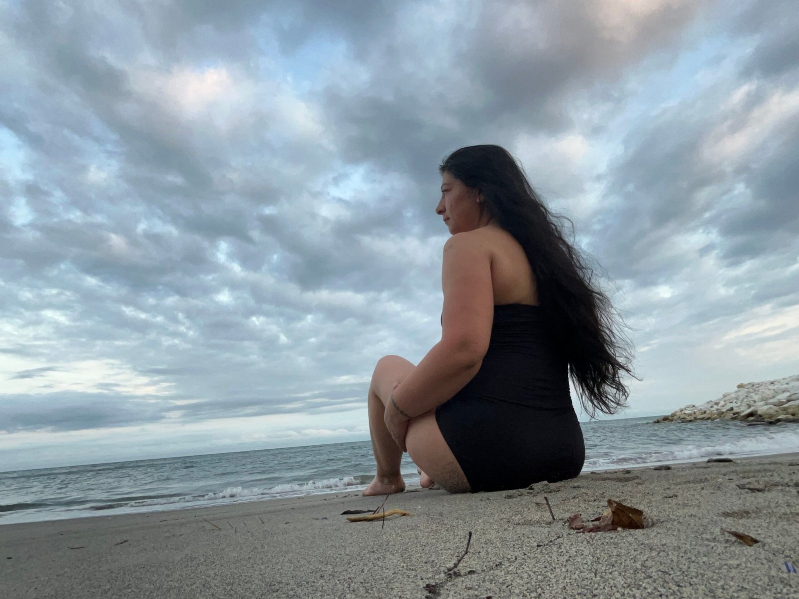 Diana sola viendo al amanecer en la playa de Santa Marta Colombia