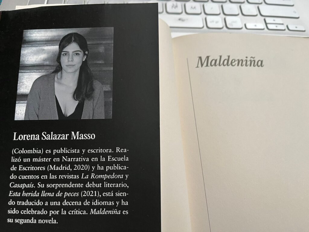 Perfil de la escritora Lorena Salazar Masso y el título de su obra, Maldeniña