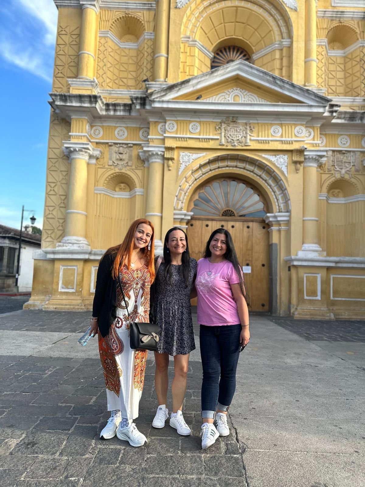 Iglesia en Antigua Guatemala. Ana María, Nury y Diana.