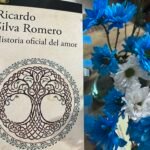 Portada de Historia Oficial del amor de Ricardo Silva Romero junto a unas flores azules y blancas