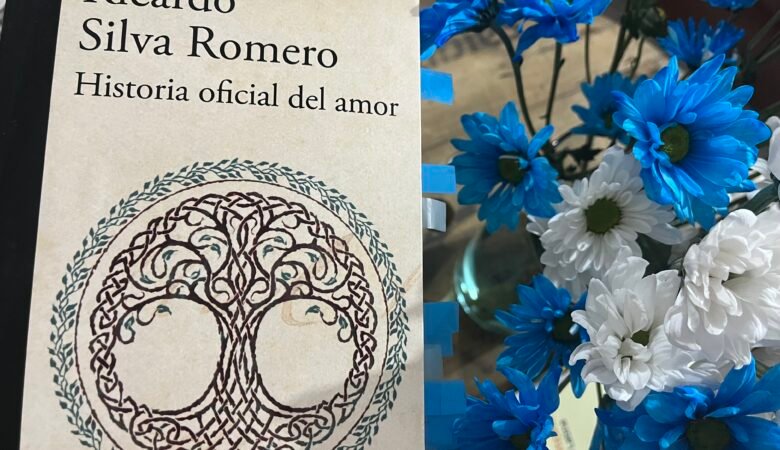 Portada de Historia Oficial del amor de Ricardo Silva Romero junto a unas flores azules y blancas