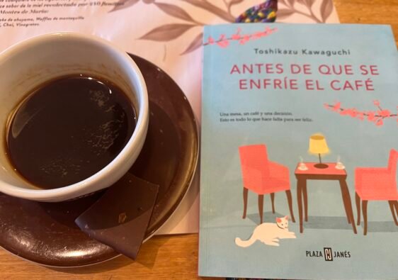 Portada libro Antes de que se enfríe el café. Un café.