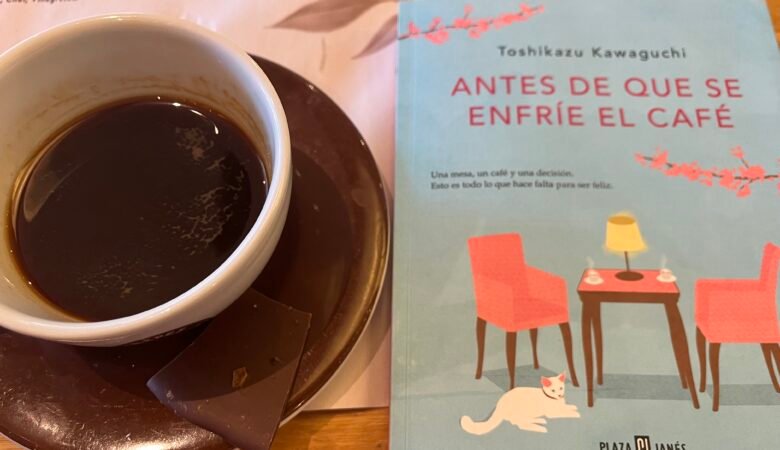 Portada libro Antes de que se enfríe el café. Un café.