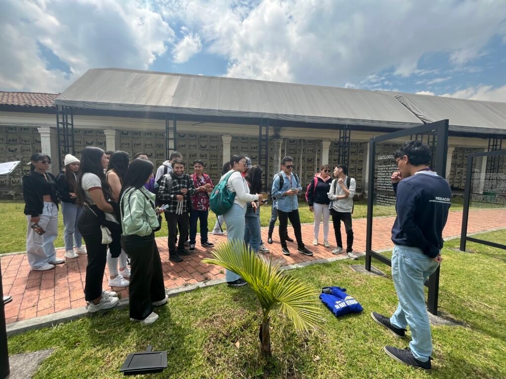 Estudiantes en el Centro de Memoria Paz y reconciliación, escuchando al guía. Al fondo la obra de Beatriz González