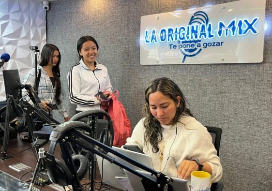 La Original Mix, la periodista María Andrea y estudiantes