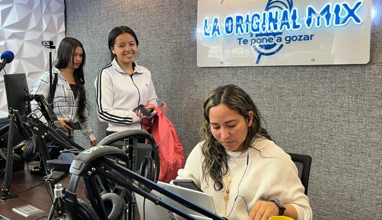 La Original Mix, la periodista María Andrea y estudiantes