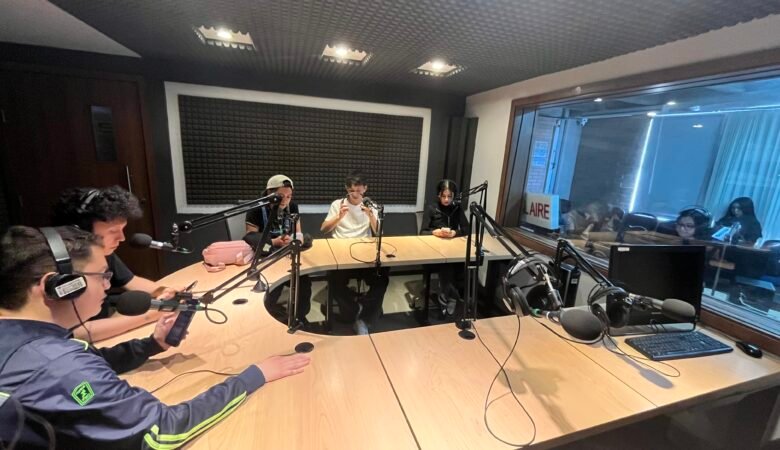 Estudiantes de UNIMINUTO haciendo radio