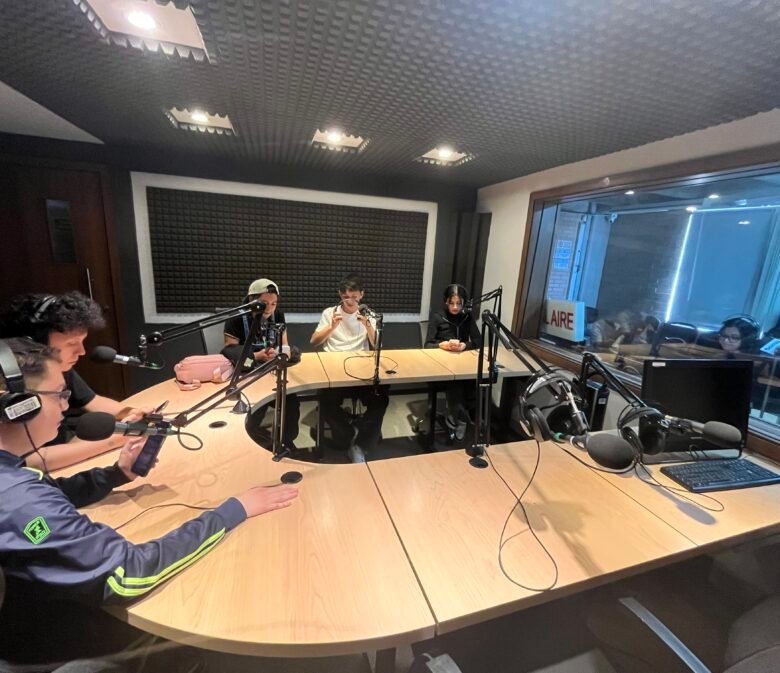 Estudiantes de UNIMINUTO haciendo radio