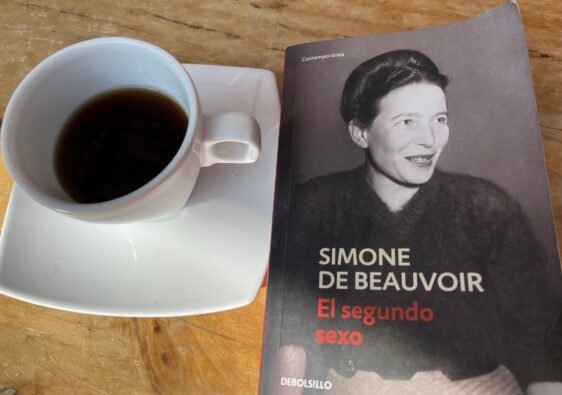 Libro El segundo sexo de Simone De Beauvoir sobre una mesa junto a un café