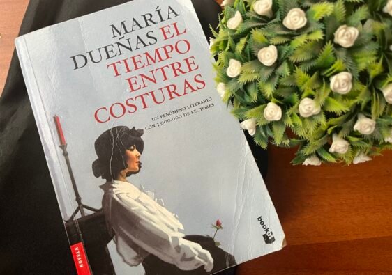 Carátula del libro El tiempo entre costuras de María Dueñas