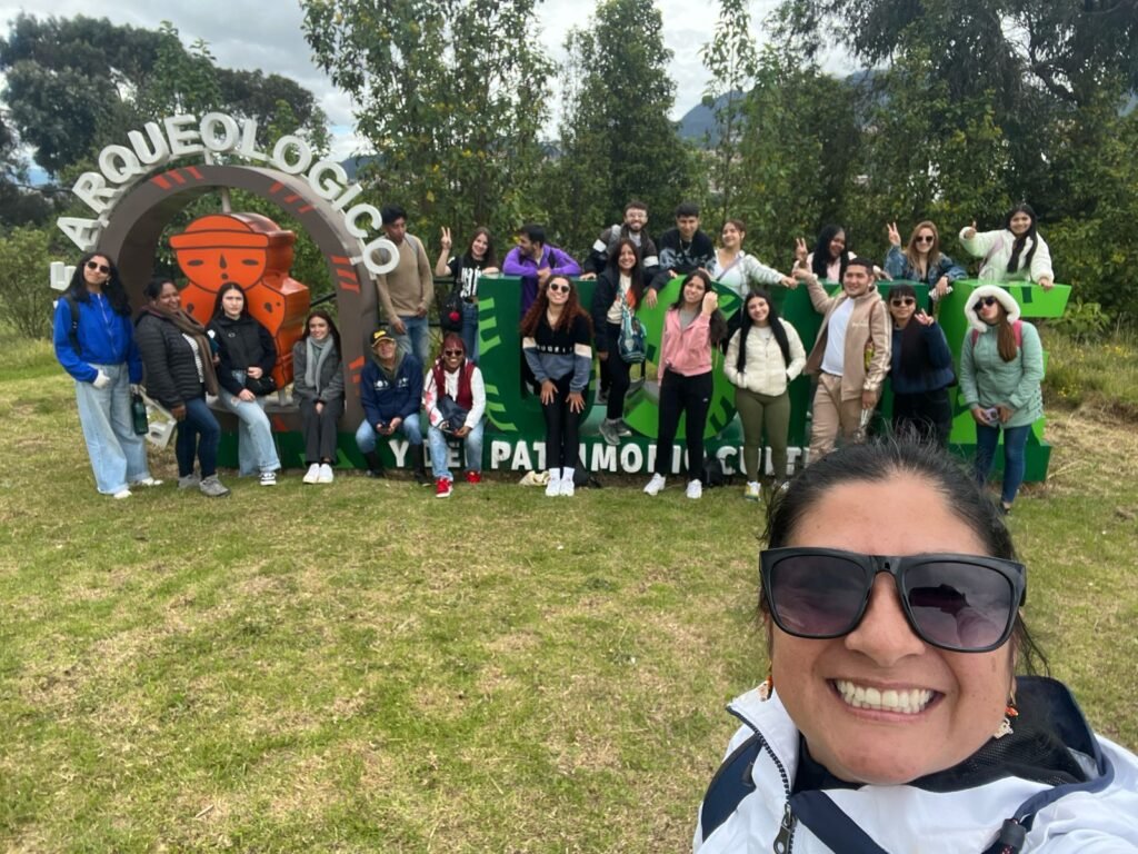 El grupo completo de estudiantes, Rosa, Humberto y la profe Diana, terminando recorrido en el Parque Arqueológico de Usme
