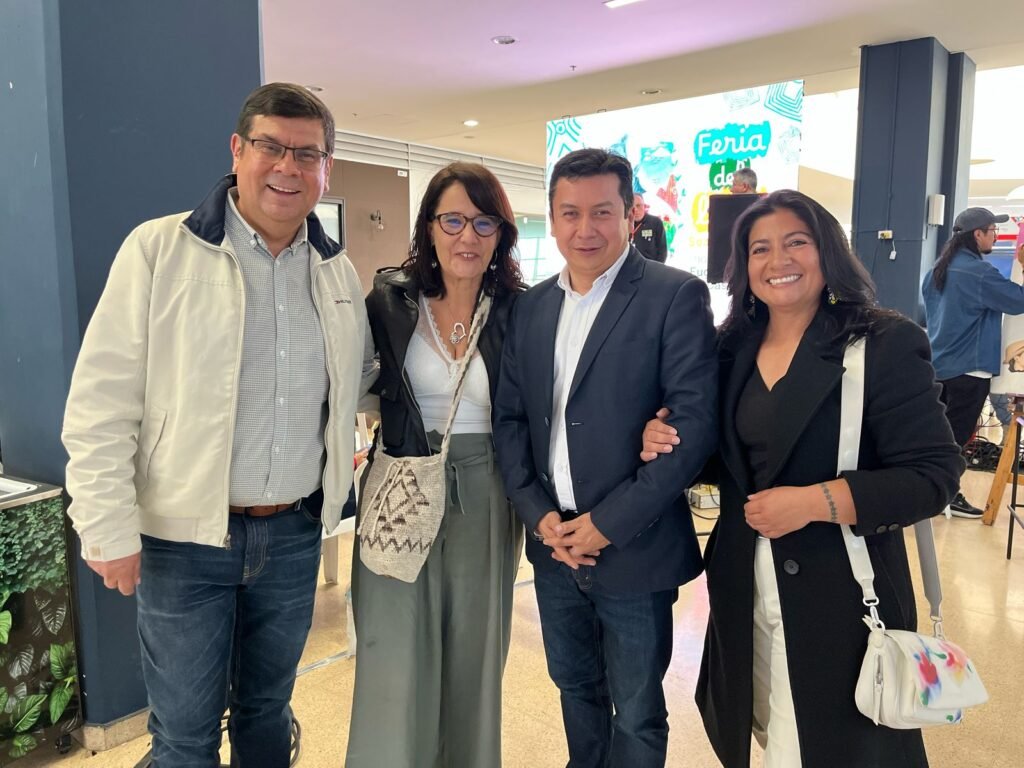 Profesor Darlen, profesora Alice, Profesor Miguel y profesora Diana en la Feria del libro Soacha 2024