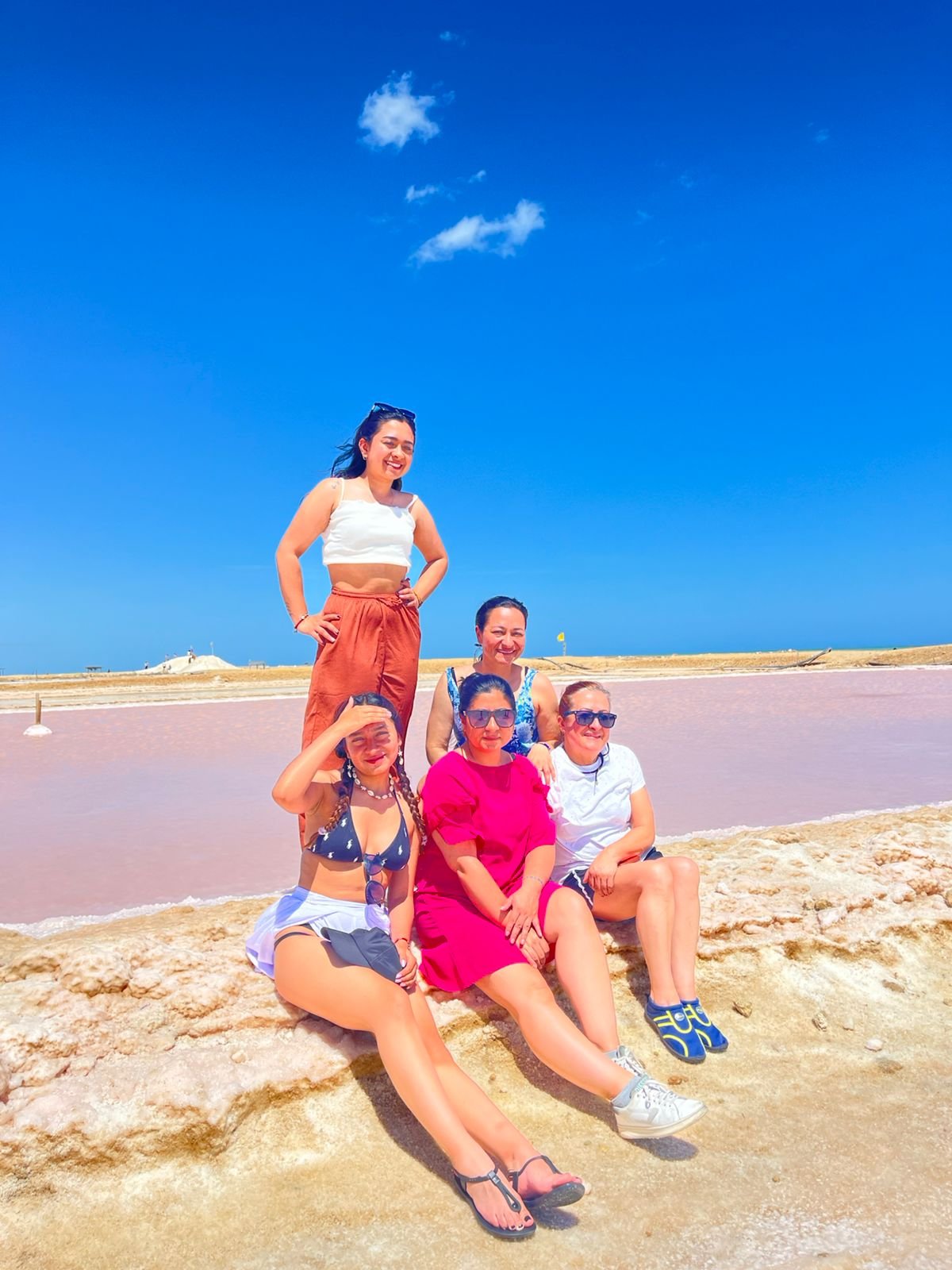 Cinco mujeres en las Sales de Manaure 