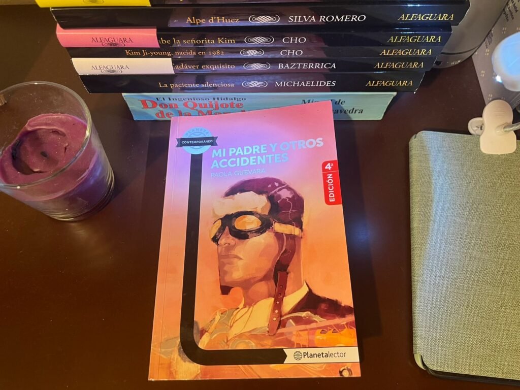 Carátula del libro Mi padre y otros accidentes junto a más libros, una vela