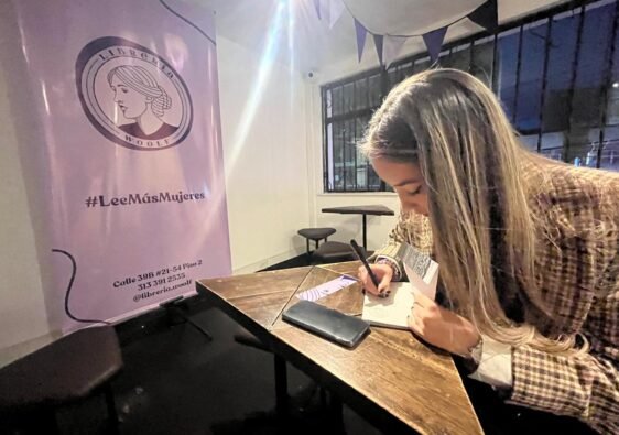 La escritora Lissa María Reyes Camacho firmando libro