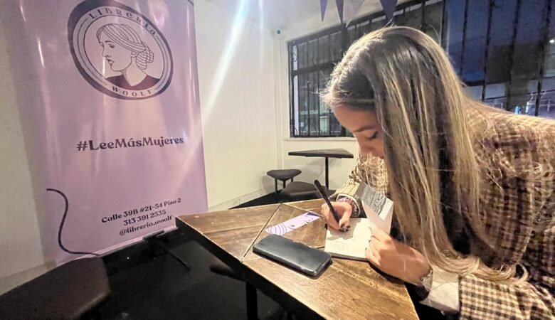 La escritora Lissa María Reyes Camacho firmando libro