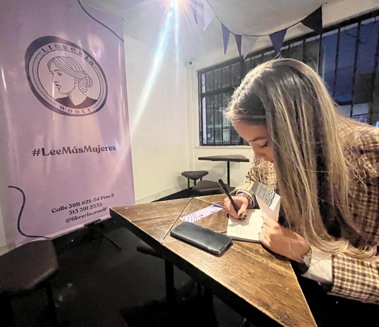 La escritora Lissa María Reyes Camacho firmando libro