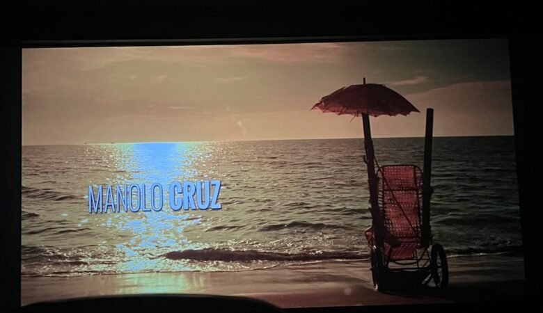 Crédito de Manolo Cruz al finalizar la película