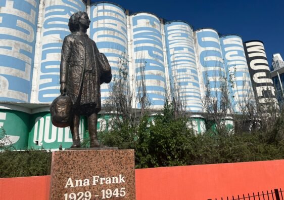 Escultura de Ana Frank en Buenos Aires Argentina