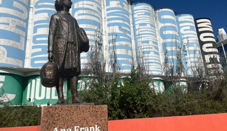 Escultura de Ana Frank en Buenos Aires Argentina