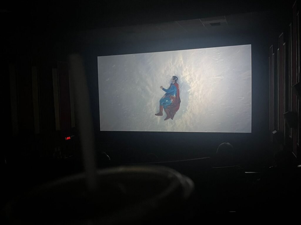 Escena de la película Superman 2025