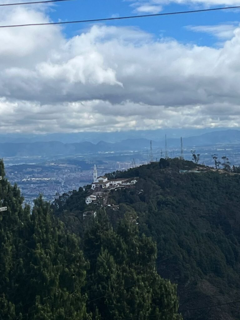 Vista en la Estatua de la Virgen Inmaculada en el Cerro de Guadalupe a Monserrate. Agosto 2025