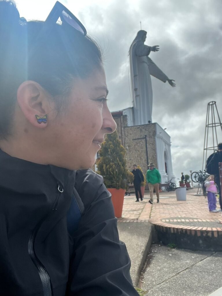 Diana al lado de la Estatua de la Virgen Inmaculada en el Cerro de Guadalupe. Agosto 2025