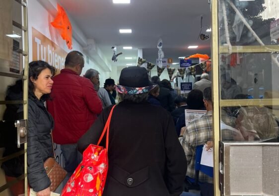 Personas esperando ser atendidas para reclamar sus medicamentos