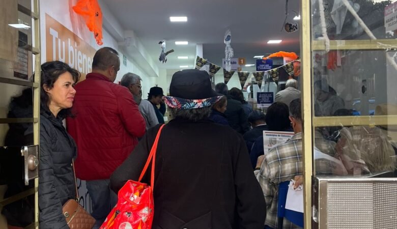 Personas esperando ser atendidas para reclamar sus medicamentos